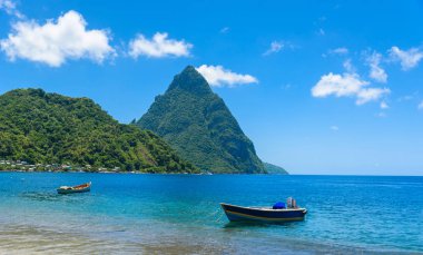 Saint Lucia, tropikal Karayipler ada Dağları arka plan üzerinde'Soufriere Körfezi kıyısında tekneler.