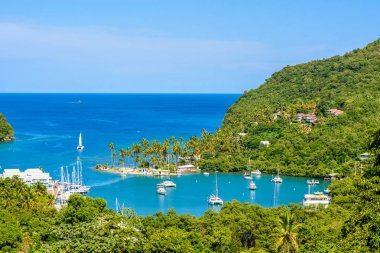 Marigot Körfezi manzaralı, cruise yatlar, west coast Karayip Adası, Saint Lucia, kapatmak.