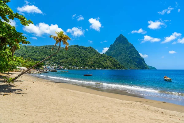 Cennet kumsala'Soufriere Körfezi manzaralı küçük kasaba Soufriere Saint Lucia, tropikal Karayipler ada, Piton.