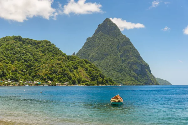 Barco Solitario Soufriere Bay Fondo Las Montañas Santa Lucía Isla — Foto de Stock