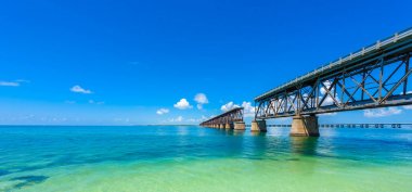 Florida Keys, Florida, ABD uzun köprü görünümünü gözlemleyerek