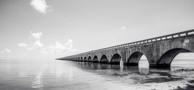 Florida Keys, Florida, ABD uzun Köprüsü'nün siyah beyaz görünümü
