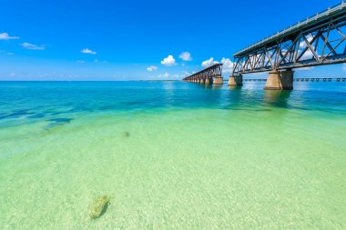 Florida Keys, Florida, ABD uzun köprü görünümünü gözlemleyerek