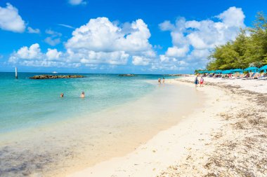 Paradise beach Park'ta Fort Zachary Taylor, Key West, Florida, ABD görünümünü gözlemleyerek.