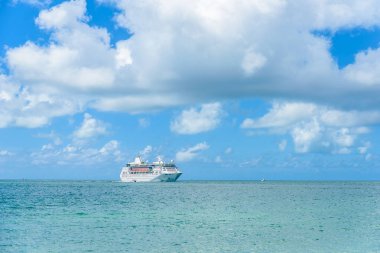 Karayip Denizi üzerinde Fort Zachary Taylor Park, Key West, Florida, ABD cennet plajına yakın cruise gemi.