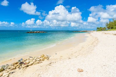 Paradise beach Park'ta Fort Zachary Taylor, Key West, Florida, ABD görünümünü gözlemleyerek.