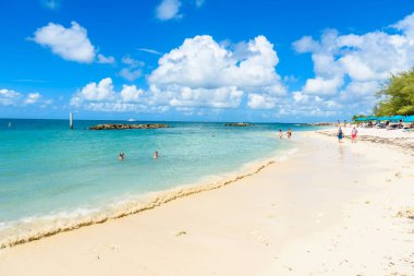 Paradise beach Park'ta Fort Zachary Taylor, Key West, Florida, ABD görünümünü gözlemleyerek.