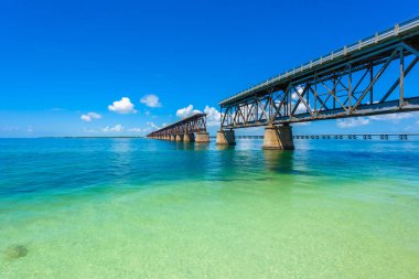 Florida Keys, Florida, ABD uzun köprü görünümünü gözlemleyerek