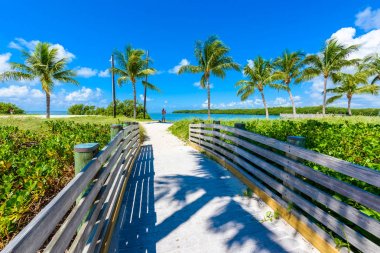 Florida Keys Marathon, Florida, ABD Sombrero Plajı'na giden yol.