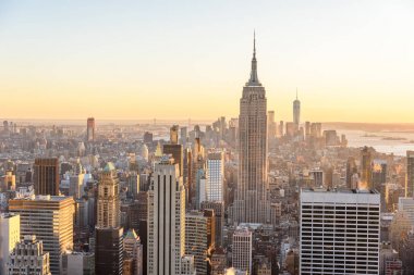 Manhattan şehir manzarası ile ünlü Empire State Binası ve gökdelenler görünümünü gözlemleyerek gün batımında, New York City, Amerika Birleşik Devletleri.