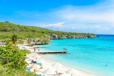 Porto Marie plaj beyaz kum ve kristal açık mavi su Curacao, Hollanda Antilleri.