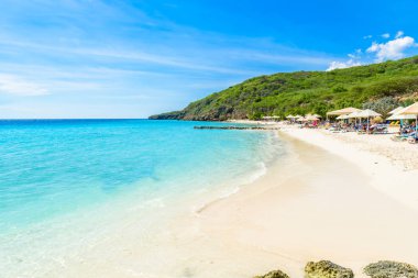 Porto Marie plaj beyaz kum ve kristal açık mavi su Curacao, Hollanda Antilleri.