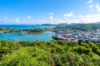 Castries, Saint Lucia - tropikal kıyı liman ve gemi Karayip Adası, St. Lucia üzerinde.