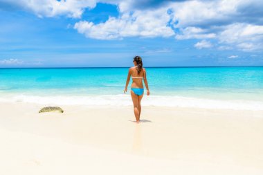 Curacao, Hollanda Antilleri Grote KNIP kumsalda yürüyen kadın arkadan görünüş