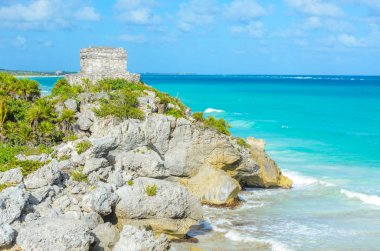 Maya harabelerini Quintana Roo, Meksika tropikal sahilinde bir tulum görünümünü gözlemleyerek.