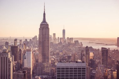 Manhattan şehir manzarası ile ünlü Empire State Binası ve gökdelenler görünümünü gözlemleyerek gün batımında, New York City, Amerika Birleşik Devletleri.