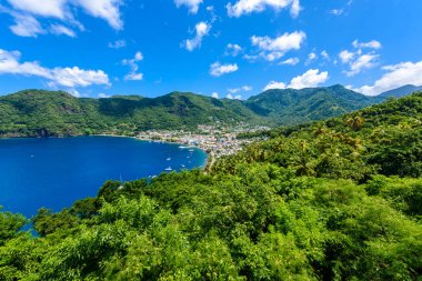 Soufriere Köyü - tropik sahil Karayip Adası, St. Lucia üzerinde.