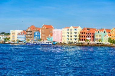 Willemstad Curacao, Hollanda Antilleri, şehir merkezine Karayipler'de renkli binalar.
