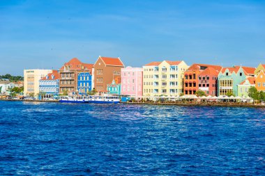 Willemstad Curacao, Hollanda Antilleri, şehir merkezine Karayipler'de renkli binalar.