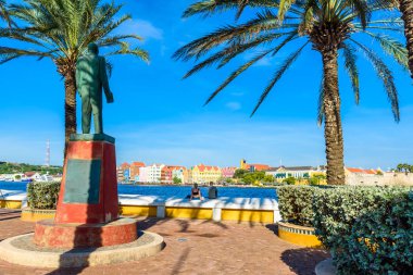 Willemstad şehir merkezinde, Curacao, Hollanda Antilleri görünümünü gözlemleyerek.
