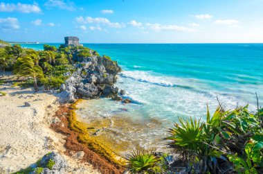 Maya harabelerini Quintana Roo, Meksika tropikal sahilinde bir tulum.