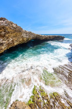 Plaj Shete Boka Milli Parkı'nda, Karayipler ada Curacao Abc Adaları'nda dalgalar çökmesini görünümü