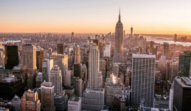 Aşağı Manhattan şehir manzarası ile ünlü Empire State Binası ve gökdelenler gün batımında, New York City, Amerika Birleşik Devletleri için havadan görünümü.