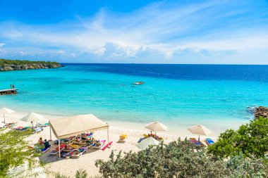 Porto Marie plaj beyaz kum ve kristal açık mavi su Curacao, Hollanda Antilleri.
