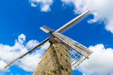 Alt görünümü eski değirmen bulutlu gökyüzü karşı terk