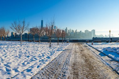New York, Manhattan Hudson Nehri kış, New Jersey, ABD'de özgürlük Devlet Parkı'üzerinden panoramik görünüm.