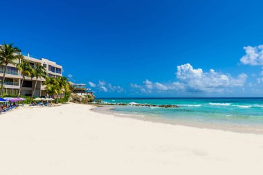 Accra Beach - Barbados Karayip Adası tropik sahilde. Bir beyaz kum plaj ve turquoiuse deniz ile bir cennet yer.
