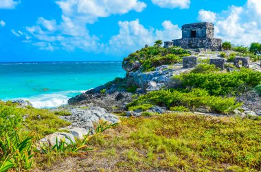 Maya harabelerini Quintana Roo, Meksika tropikal sahilinde bir tulum.