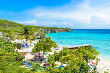 Porto Marie plaj beyaz kum ve kristal açık mavi su Curacao, Hollanda Antilleri.