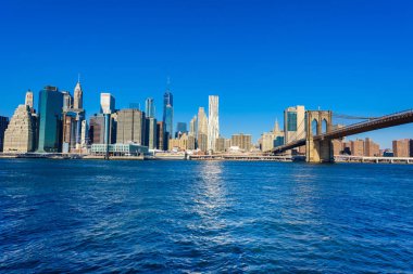 Brooklyn Köprüsü ve aşağı Manhattan skyline panorama üzerinden Brooklyn Bridge Park nehir, New York City, Amerika Birleşik Devletleri.