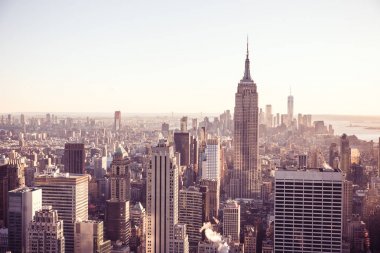 Manhattan şehir manzarası ile ünlü Empire State Binası ve gökdelenler görünümünü gözlemleyerek gün batımında, New York City, Amerika Birleşik Devletleri.