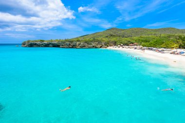 Grote KNIP plaj beyaz kum ve turkuaz su, Curacao, Hollanda Antilleri.