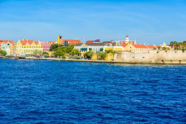 Willemstad Curacao, Hollanda Antilleri, şehir merkezine Karayipler'de renkli binalar.