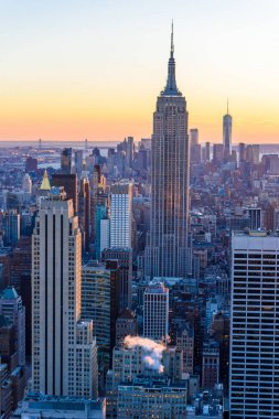 Aşağı Manhattan şehir manzarası ile ünlü Empire State Binası ve gökdelenler gün batımında, New York City, Amerika Birleşik Devletleri için havadan görünümü.
