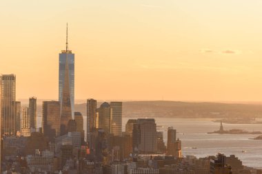 Aşağı Manhattan şehir manzarası ile ünlü Empire State Binası ve gökdelenler gün batımında, New York City, Amerika Birleşik Devletleri için havadan görünümü.