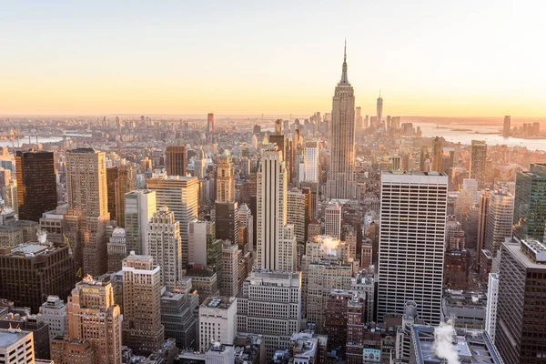 Gün batımında, New York City, Amerika Birleşik Devletleri için aşağı Manhattan şehir manzarası ile ünlü Empire State Binası ve gökdelenler görüntüleyin. 