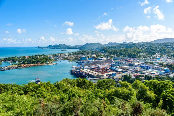 Castries, Saint Lucia - tropikal kıyı liman ve gemi Karayip Adası, St. Lucia üzerinde.
