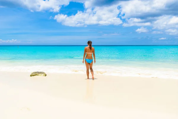 Visão Traseira Mulher Andando Praia Grote Knip Curaçao Antilhas Holandesas — Fotografia de Stock