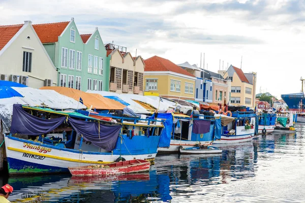 荷属安的列斯群岛库拉索岛市中心威廉斯塔德的五颜六色的建筑和轮船 — 图库照片