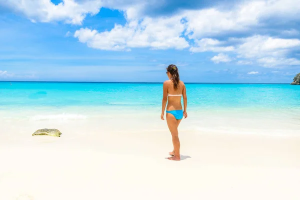 Curacao Hollanda Antilleri Grote Knip Kumsalda Yürüyen Kadın Arkadan Görünüş — Stok fotoğraf