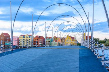 Curacao, Hollanda Antilleri renkli binalar için Willemstad şehir merkezine giden köprünün alttan görünüm.