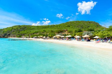 Porto Marie plaj beyaz kum ve kristal açık mavi su Curacao, Hollanda Antilleri.