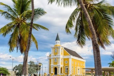 Willemstad Curacao, Hollanda Antilleri bina brigh sarı Görünümü Kapat.