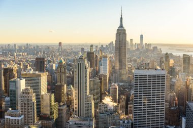 Aşağı Manhattan şehir manzarası ile ünlü Empire State Binası ve gökdelenler gün batımında, New York City, Amerika Birleşik Devletleri için havadan görünümü.