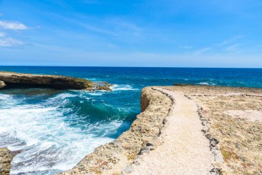 Plaj Shete Boka Milli Parkı'nda, Karayipler ada Curacao Abc Adaları'nda dalgalar çökmesini