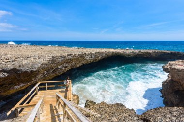 Plaj Shete Boka Milli Parkı'nda, Karayipler ada Curacao Abc Adaları'nda dalgalar çökmesini görünümü